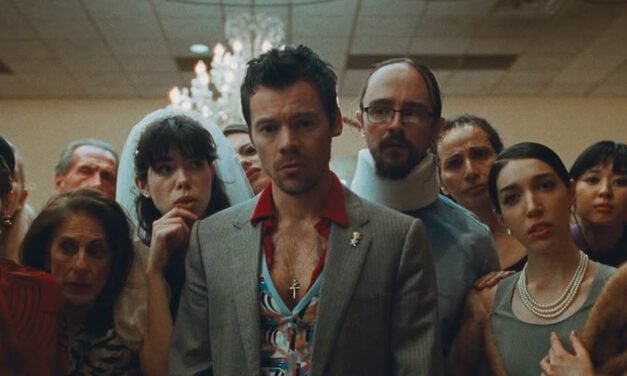 DIRIGIDO PELA DUPLA BRADLEY & PABLO, HARRY STYLES DIVULGA O VIDEOCLIPE DO SINGLE “COMING UP ROSES”