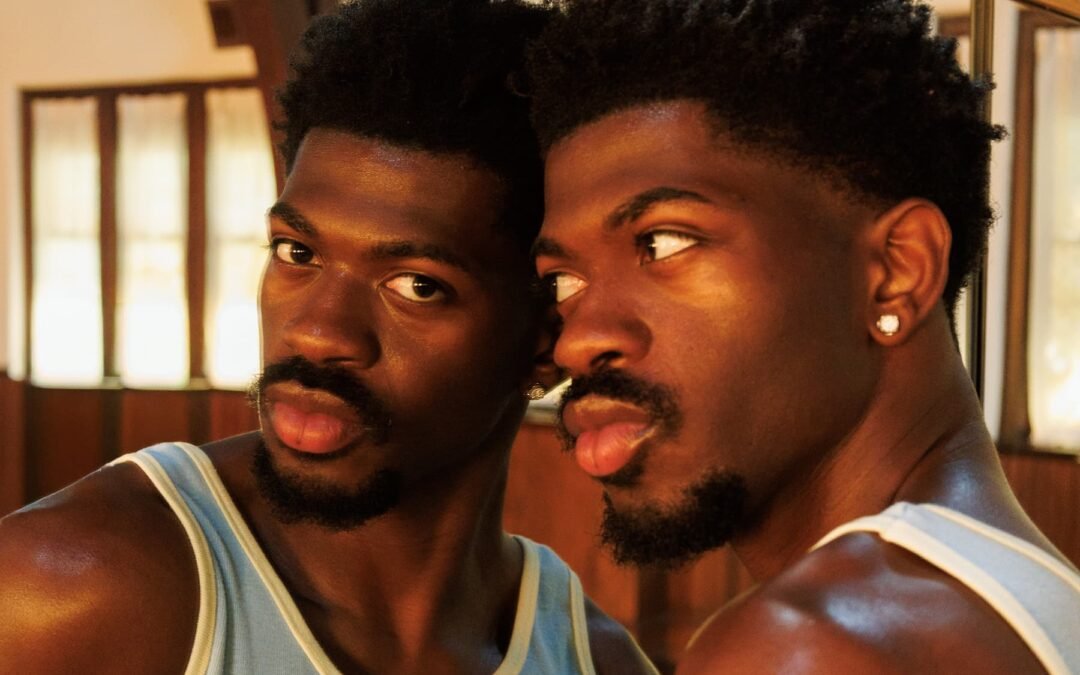 ELE ESTÁ DE VOLTA! LIL NAS X REFLETE SOBRE SUA TRAJETÓRIA E DEDICA A FAIXA E CLIPE DE “WORLD’S GREATEST” PARA SUA MÃE