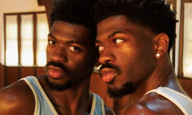 ELE ESTÁ DE VOLTA! LIL NAS X REFLETE SOBRE SUA TRAJETÓRIA E DEDICA A FAIXA E CLIPE DE “WORLD’S GREATEST” PARA SUA MÃE
